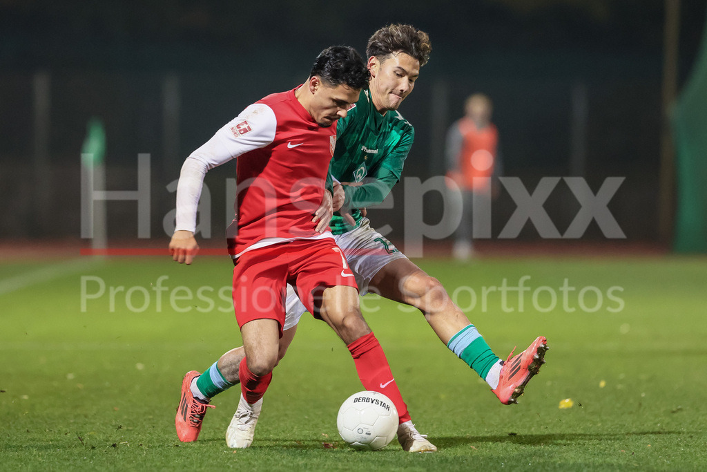 Fussball, Regionalliga Nord, SV Werder Bremen II - TSV Havelse | v.li.: Emre Aytun (TSV Havelse, 7) und Kein Sato (SV Werder Bremen II, 23) im Zweikampf, Duell, Dynamik, Aktion, Action, Spielszene