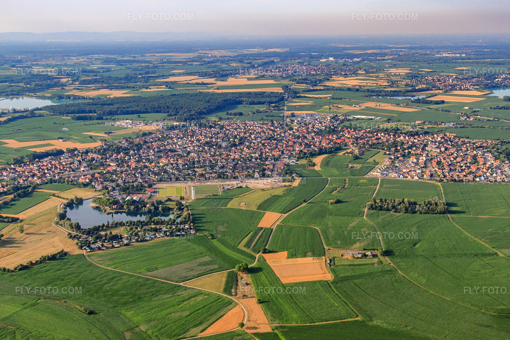 Aerial view: View of the town from the south in Gambsheim in the state Bas-Rhin, France. – Photo: IMG_30350.jpg taken on 07/09/2010 by Werner Riehm/FLY-FOTO.com – Resolution of the original: 4752 x 3168 px