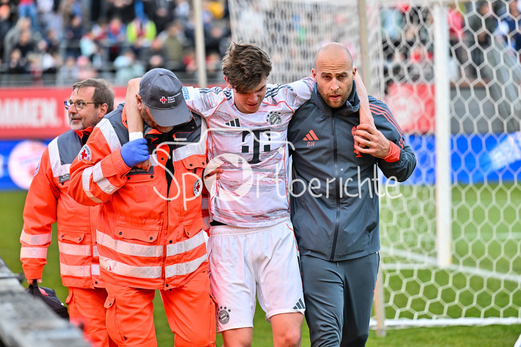 FC Würzburger Kickers - FC Bayern Amateure | WÜRZBURG, DEUTSCHLAND - 10. APRIL: der verletzte Guido DELLA ROVERE (FC Bayern München II 10) muss vom Platz geführt werden während dem Match zwischen dem FC Würzburger Kickers und den Amateuren des FC Bayern München am 28. Spieltag der Regionalliga Bayern in der AKON Arena