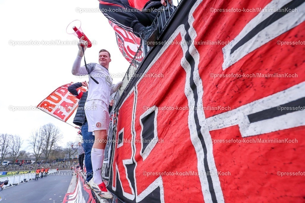 BVBII01032501053 | 2025.03.01, Fußball, 3.Liga, Borussia Dortmund II - Rot-Weiss Essen, Stadion Rote Erde, Saison 2024 2025: Abschlussjubel nach dem 1:0 Sieg für Essen. Die Mannschaft feiert gemeinsam vor den Fans. Torwart Jakob Golz (RWE #1) feiert auf dem Zaun bei den Ultras