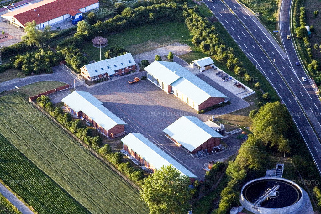 Luftbild: Streckenführung und Fahrspuren im Verlauf der Autobahn- Abfahrt und Zufahrt der BAB A65 und Autobahnmeisterei Kandel in Kandel im Bundesland Rheinland-Pfalz in Deutschland. Foto: IMG_2927.jpg vom 23.06.2006 durch Werner Riehm/FLY-FOTO.de