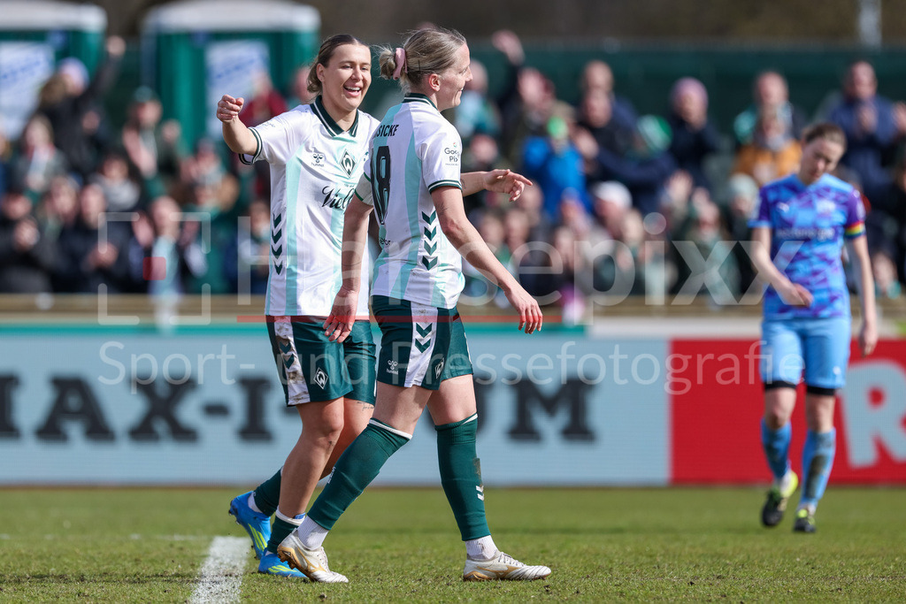 Fussball, Google Pixel Frauen-Bundesliga, SV Werder Bremen - SGS Essen | v.li.: Larissa Mühlhaus (SV Werder Bremen, 7) und Torschützin Lina Hausicke (SV Werder Bremen, 18) mit Torjubel, Jubel, jubeln, jubelt, optimistisch, Spielszene, Highlight, Freude über das Tor zum 2:0, DIE DFB-RICHTLINIEN UNTERSAGEN JEGLICHE NUTZUNG VON FOTOS ALS SEQUENZBILDER UND/ODER VIDEOÄHNLICHE FOTOSTRECKEN. DFB REGULATIONS PROHIBIT ANY USE OF PHOTOGRAPHS AS IMAGE SEQUENCES AND/OR QUASI-VIDEO.