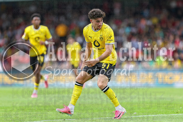 18.07.2026, GER, Fussball, Herren, Vorbereitungsspiel, Saison 2026/2027, Rot-Weiß Oberhausen - Borussia Dortmund | Marwan Mirza (BVB) schaut
