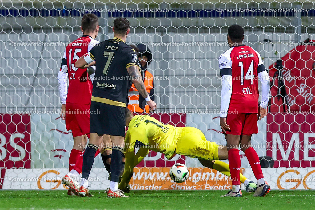 FCVK22112401026 | 22.11.2024, Fußball, FC Viktoria Köln – Energie Cottbus, 3.Liga, Sportpark Höhenberg, 15. Spieltag, Saison 2024 2025, : Tor zum 1:0 durch Maximilian Pronichev (Cottbus #42). zusammen mit Timmy Thiele (Cottbus #7)DFB regulations prohibit any use of photographs as image sequences and or quasi-video.