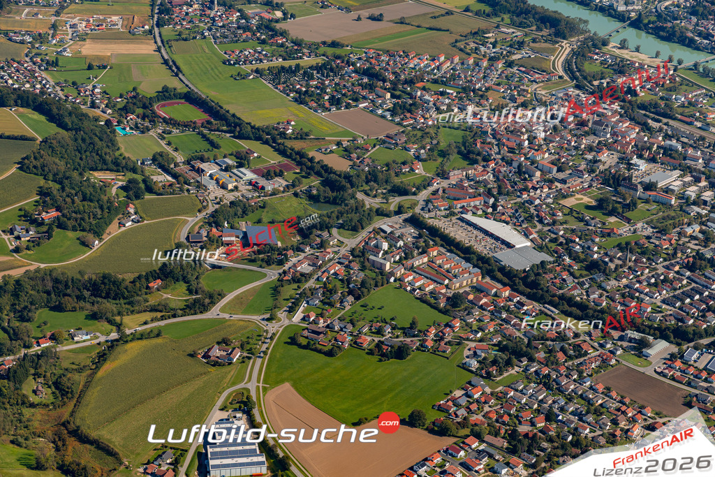 Aktuelles Luftbild von  Simbach am Inn Kauf mit Lizenz / Bildrechten möglich- Die Luftaufnahme wurde 2021 mittels UL-Flugzeug erstellt ( keine Drohne ) - hochauflösende Kamera-Systeme von  Canon -Beste Qualität - Für grossformatige Ausdrucke geeignet. Die Geschenkidee !