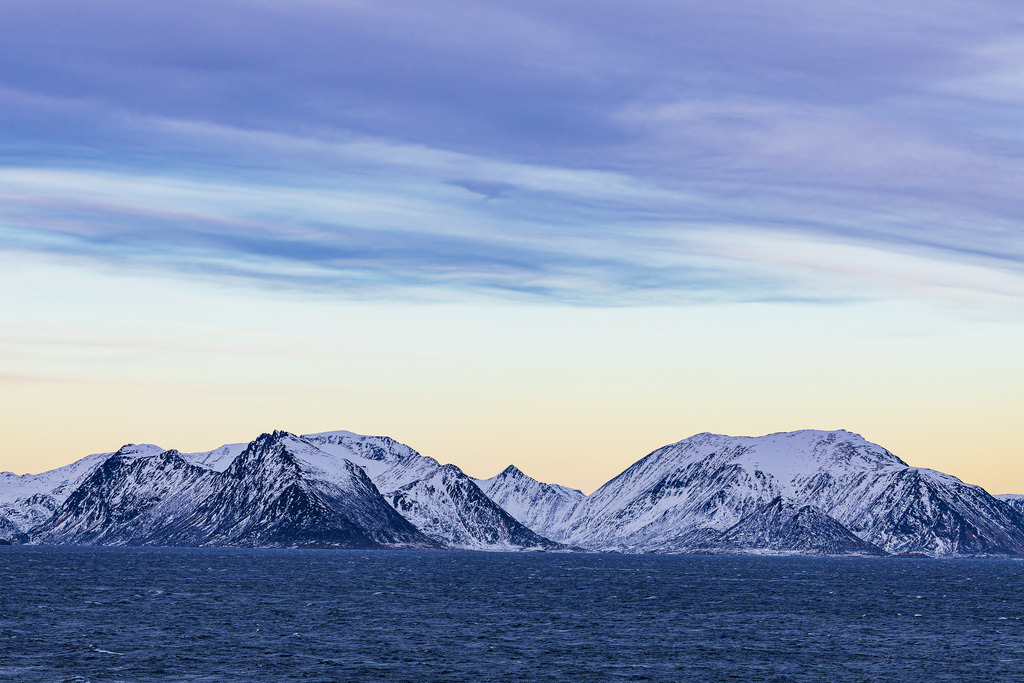 Berge und Felsen im Winter nahe Øksfjord in Norwegen | Berge und Felsen im Winter nahe Øksfjord in Norwegen.