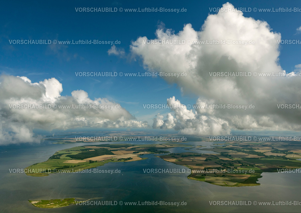 Ruegen12082682Ummanz | Luftbild, Wolken, Blick auf Ummanz über die Insel Heuwiese und Freesenort,  Ummanz, Insel Rügen, Mecklenburg-Vorpommern, Deutschland, Europa