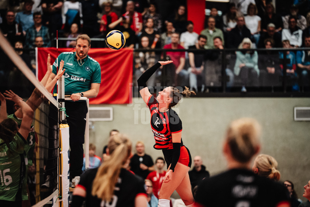 Volleyball | Frauen | Saison 2025/2026 | Volleyball Bundesliga | ETV Hamburger Volksbank Volleys vs. Ladies in Black Aachen | 29.10.2025 | Hannah Ammerman (#12, ETV Hamburger Volksbank Volleys) beim Angriff