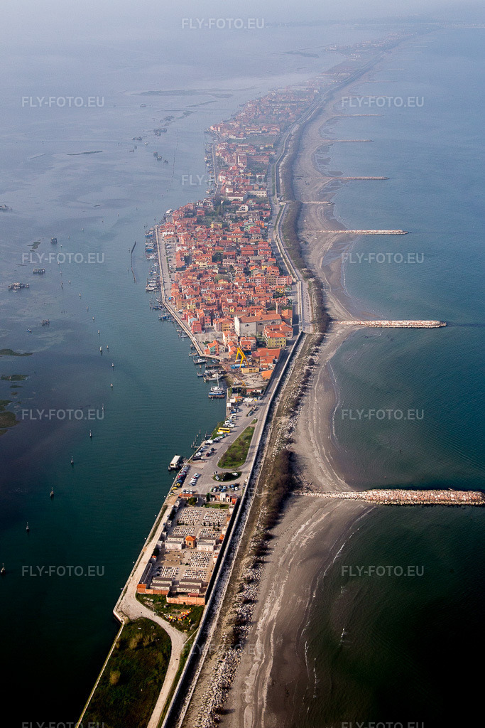 Vue aérienne: Zone de peuplement à le quartier Pellestrina in Venedig dans le département Vénétie, Italie. Photo: IMG_087431.jpg prise le 06/04/2016 par Werner Riehm/FLY-FOTO.eu – Résolution de l'original: 3414 x 5121 px