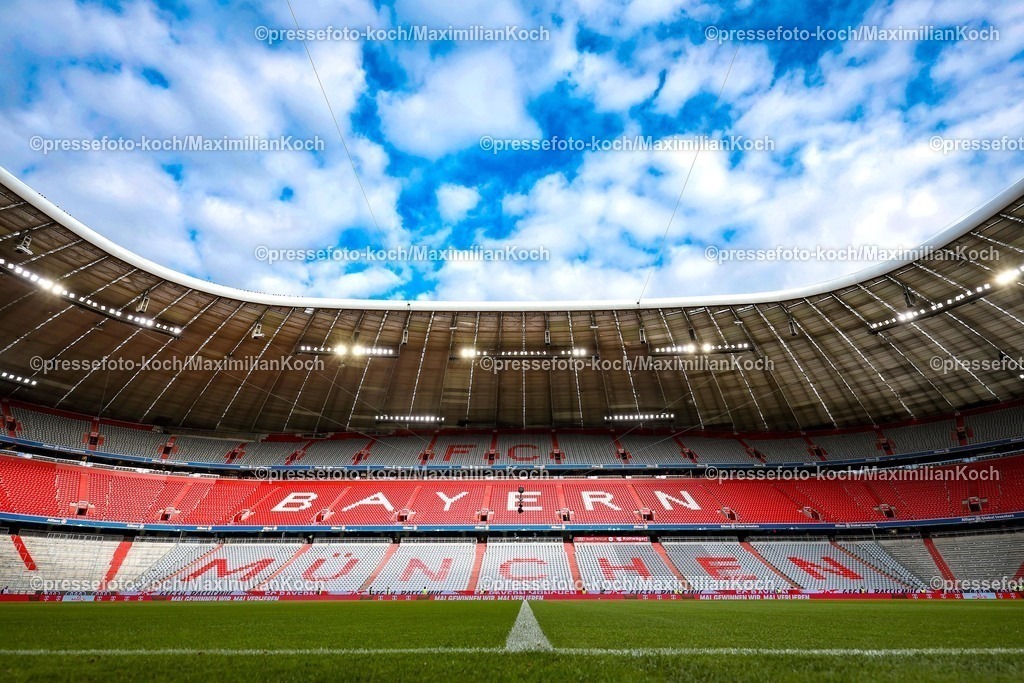 FCB18102501008 | 18.10.2025, Fußball, FC Bayern München - Borussia Dortmund, 1. Fußball Bundesliga, 7. Spieltag, Allianz Arena, Saison 2025 2026: Innenansicht leeres Stadion vor dem Spiel Blick auf das Spielfeld und die Tribüne mit dem Schriftzug und Logo der Bayern. Übersichtsbild Weitwinkelaufnahme Übersichtsbild Übersichtsfoto Sportstätte leer DFB regulations prohibit any use of photographs as image sequences and or quasi-video.