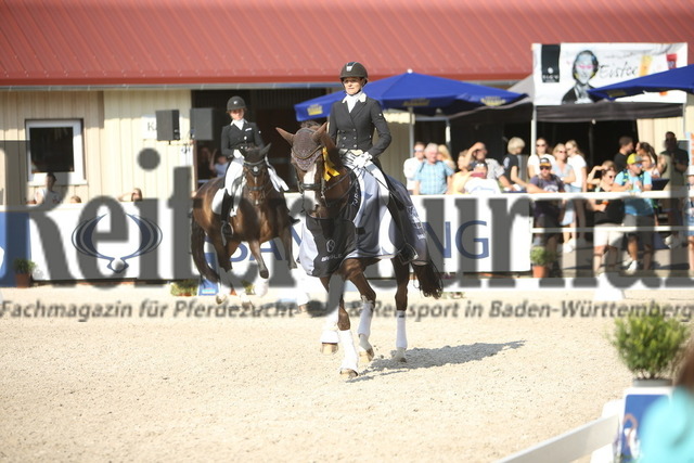 Birkhof_2022_GrandPrixSpecial_Siegerehrung_GrandPrixSpecial (45) | Alle Fotos der Reiterjournal Fotografin Doris Matthaes im Reiterjournal Online-Fotoshop. - Realisiert mit Pictrs.com