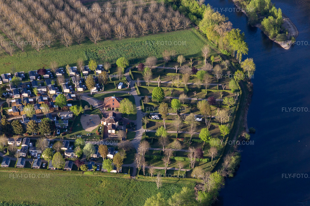Aerial view: Camping Soleil-Plage on the Dordogne in Vitrac in the state Dordogne, France. – Photo: IMG_113582.jpg taken on 04/16/2019 by Werner Riehm/FLY-FOTO.com – Resolution of the original: 5472 x 3648 px