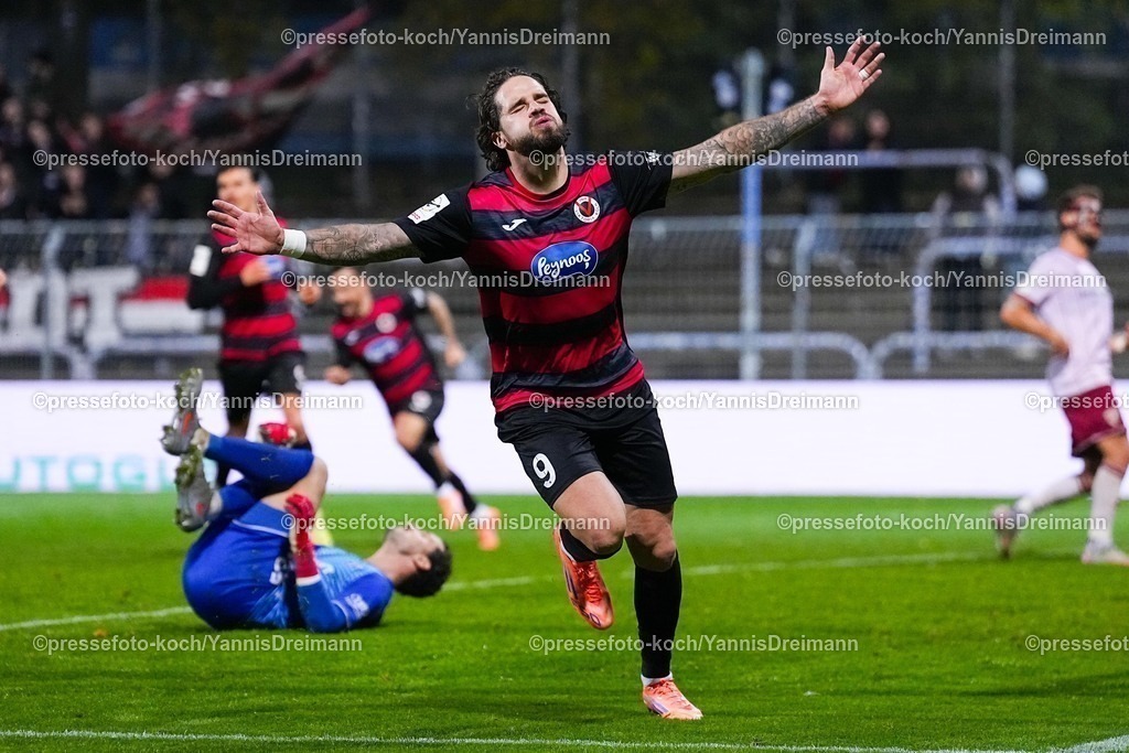 xYDR31102501058 | 31.10.2025, xydrx, Fußball, 3.Liga, FC Viktoria Köln - FC Ingolstadt 04, Saison 2025 2026, Sportpark Höhenberg: Torjubel nach dem Tor zum 2:1 für den FC Viktoria Köln durch Torschütze Lex-Tyger Lobinger (FC Viktoria Köln #9)   DFB regulations prohibit any use of photographs as image sequences and or quasi-video.