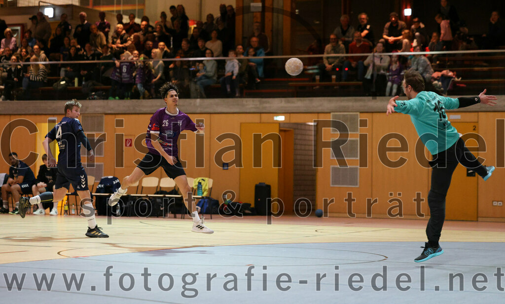 2023-12-09_029_SpVgg_Altenerding_gegen_TSV_Indersdorf | Erding, Deutschland, 09.12.2023:
Handball, Bezirksoberliga Männer 2023 / 2024, 10. Spieltag, SpVgg Altenerding gegen TSV Indersdorf, Endergebnis: 42:25

Maximilian Klonek (TSV Indersdorf, #4), Luis Leitner (SpVgg Altenerding, #26), Daniel Kiss (TSV Indersdorf, #16)

Foto: Christian Riedel / fotografie-riedel.net