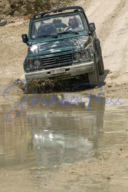 DSC09071 | Vierradfahrzeuge testen unterschiedliches Terrain - ueber Stock und Stein

Offroad Grundkurs im Steinbruch. Unterschiedliche Fahrgegebenheiten mit dem gelaendegaengigem Offroad-Fahrzeug. 

Deutschland, Geisingen, Steinbruch Meichle und Mohr, 10.06.2023