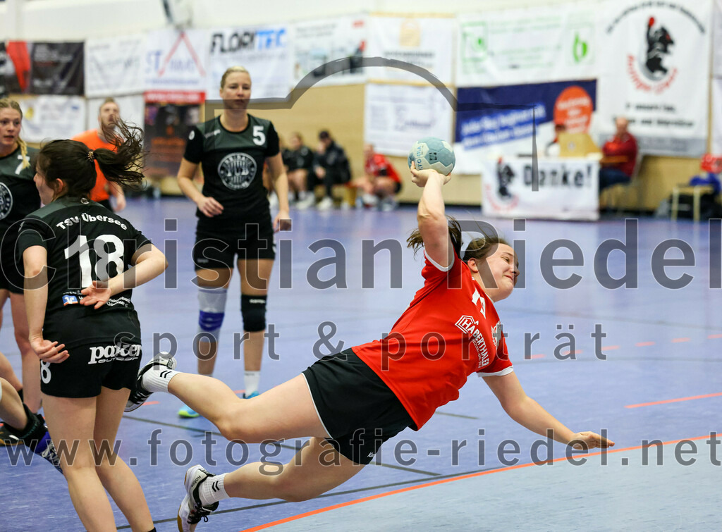 2022-12-04_033_SV_Anzing_gegen_TSV_Uebersee | Anzing, Deutschland, 04.12.2022:
Handball, Bezirksliga 2022 / 2023, 8. Spieltag, SV Anzing gegen TSV Übersee, Endergebnis: 29:24

Sophia Ladner (TSV Übersee, #18), Sarah Reither (SV Anzing, #19)

Foto: Christian Riedel / fotografie-riedel.net