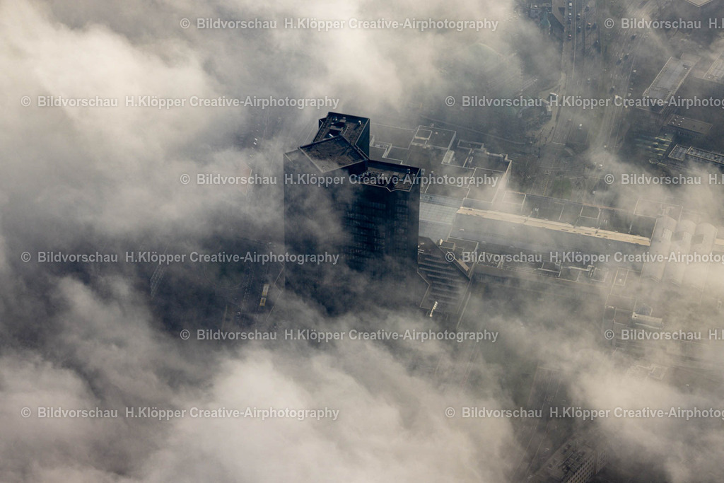 Luftbild Essen-8627 | Luftbildfotografie Bürogebäude des Verwaltungs- und Geschäftshauses der Konzernzentrale des Energieversorgers " RWE " im RWE Turm am Opernplatz im Ortsteil Südviertel in Essen im Ruhrgebiet im Bundesland Nordrhein-Westfalen. - Realisiert mit Pictrs.com