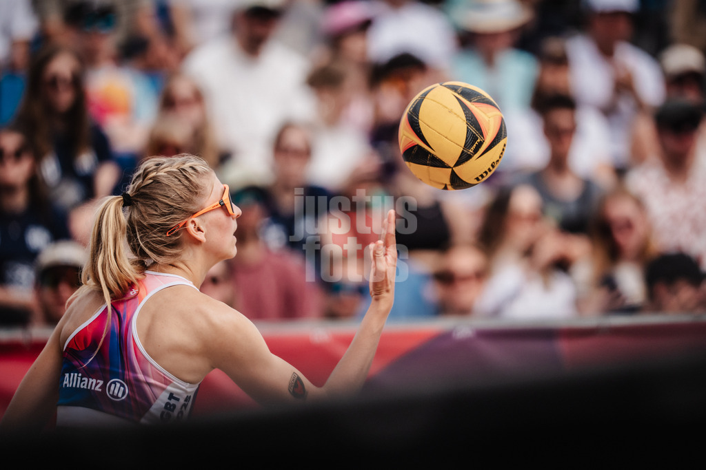 Beachvolleyball | Männer | Allianz German Beach Tour 2025 | Tourstop Hamburg | 31.05.2025 | Nele Barber bei der Angabe