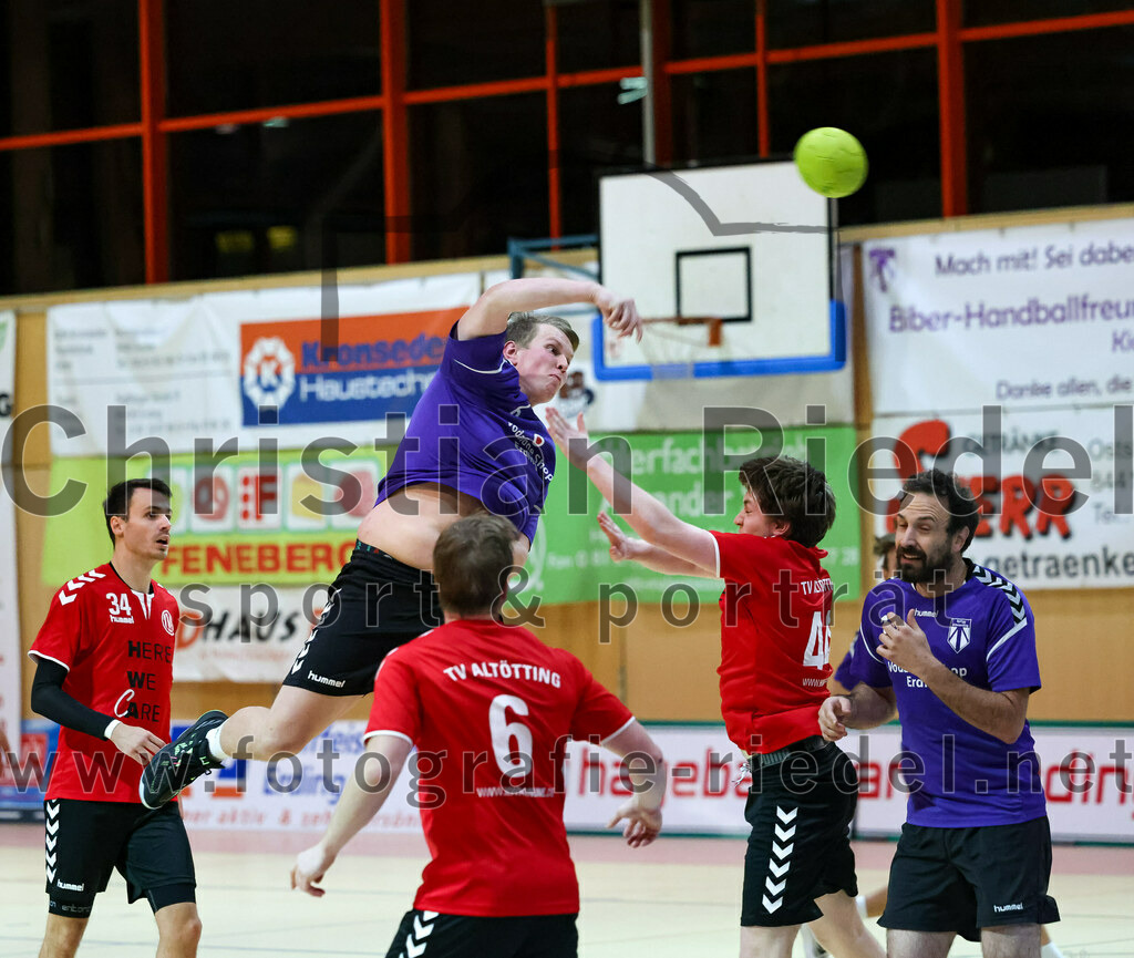 2022-11-12_012_SpVgg_Altenerding_III_gegen_TV_Altoetting_II | Erding, Deutschland, 12.11.2022:
Handball, Bezirksklasse Männer 2022 / 2023, 4. Spieltag, SpVgg Altenerding III gegen TV Altötting II, Endergebnis: 32:25

Johannes Resch (TV Altötting, #34), Tristan Gerhardt (SpVgg Altenerding, #6), Christian Ecker (TV Altötting, #6), Johannes Petershofer (TV Altötting, #44), Stefan Walter (SpVgg Altenerding, #10)

Foto: Christian Riedel / fotografie-riedel.net