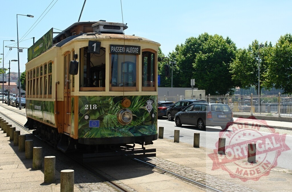 Vintage Porto tram 218 running in Passeio Alegre | Classic tram moving along rails in Porto, Portugal on a sunny day - Realisiert mit Pictrs.com