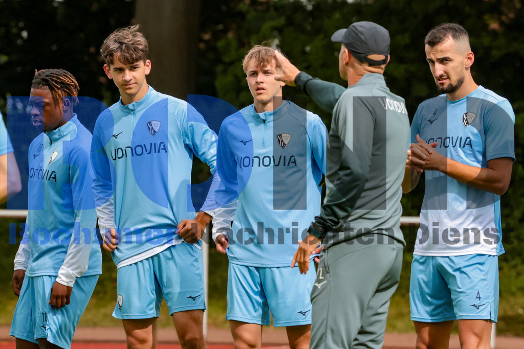 1. Fussball Bundesliga:  Trainingsauftakt VfL Bochum 1848 {date} -  | {headline}(Foto: Sebastian Sendlak / BOND)DFL regulations prohibit any use of photographs as image sequences and/or quasi-videos. - Realisiert mit Pictrs.com