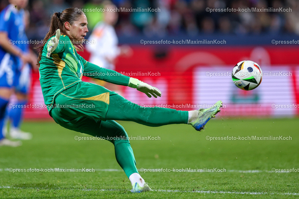 DFB0212240114202258 | 02.12.2024, Fußball Länderspiel Frauen, Deutschland - Italien, Vonovia-Ruhrstadion Bochum, Saison 2024 2025: Torwart Laura Giuliani (ITA #1)DFB regulations prohibit any use of photographs as image sequences and or quasi-video.