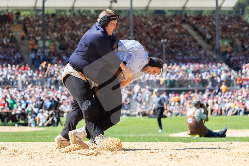 ESAF2025_07Gang_6815 | Die Schwinger des Schwyzer Kantonalen Schwingerverbandes: Fotos, die Dynamik und Leidenschaft festhalten, sowie emotionale Momente aus dem traditionellen Schwingsport zeigen. - Realisiert mit Pictrs.com