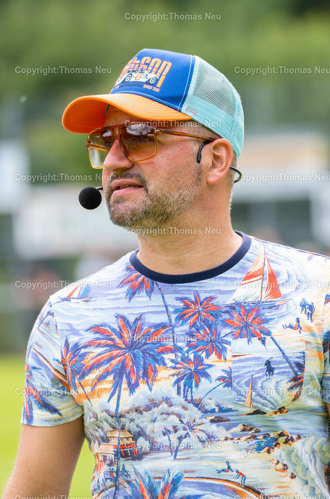 DSC_6299 | bli, Wintrerkasten ,Scheeserennen 2025 ,  einer der beiden Moderatoren Georg Vetter, Bild: Thomas Neu