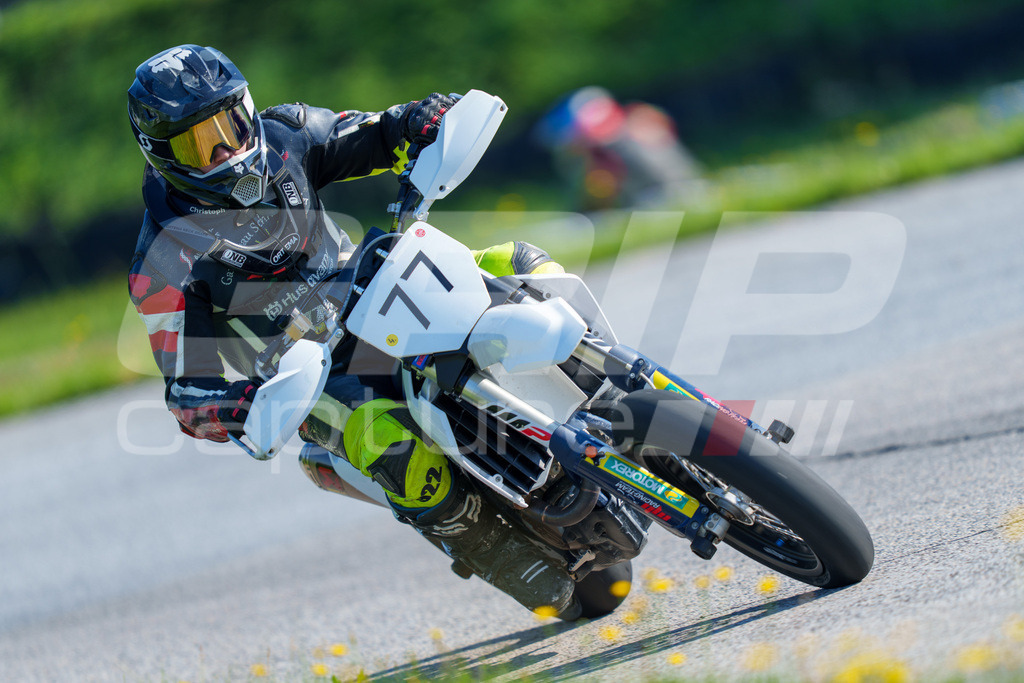 SuperMoto_Staatsmeisterschaft_Greinbach_065 | GRIPcapture steht für authentische Sportfotografie in Österreich – für Momente, die mehr sind als Geschwindigkeit oder Ergebnis. Es geht um Emotion, Spannung, Fokus und den Augenblick, der oft nur einen Wimpernschlag dauert.Ob Motorsport, Teamsport oder 