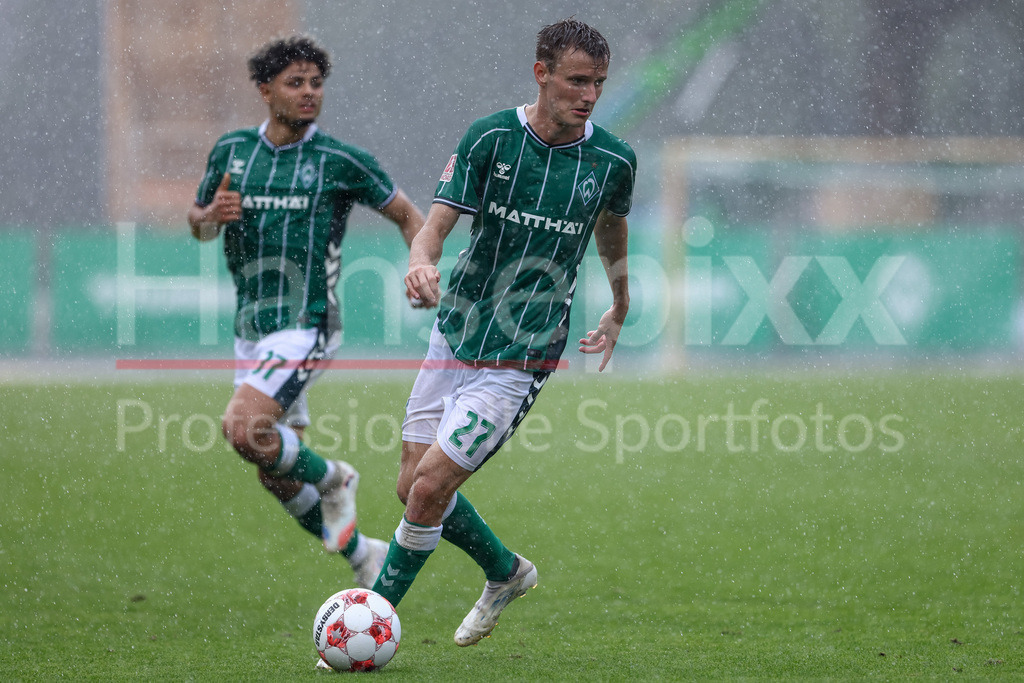 Fussball, Regionalliga Nord, SV Werder Bremen II - SC Weiche Flensburg | Ole Schulz (SV Werder Bremen II, 27) am Ball, Einzelbild, Ganzkörper, Aktion, Action, Spielszene