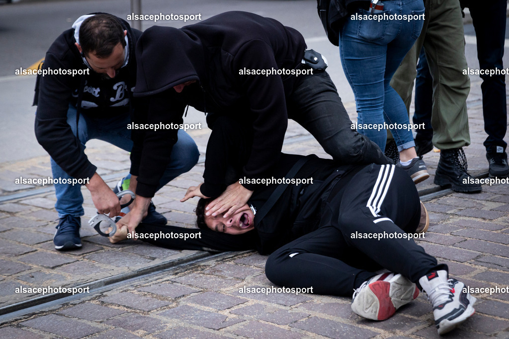 9L6A5843 | centaines d’étudiants ont organisé une manifestation spontanée, souvent qualifiée de « manifestation sauvage », qui a traversé différents quartiers de Strasbourg. La manifestation a été marquée par des affrontements entre les manifestants et la police alors que les étudiants défilaient dans la ville dans le cadre d’une journée de mobilisation nationale concernant les conditions d’éducation et le budget de l’Éducation nationale pour 2027. - Realisiert mit Pictrs.com
