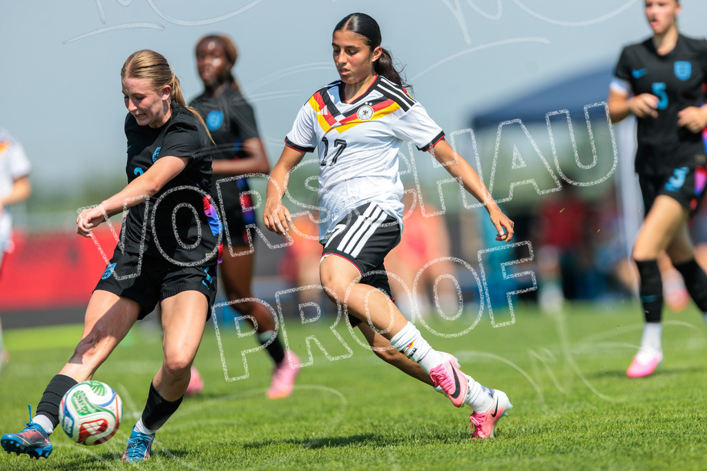 Testspiel U16-Juniorinnen: Deutschland – England | Die Bildergalerie dokumentiert das Länderspiel der deutschen U16-Juniorinnen gegen die Auswahl Englands. Die Fotografien zeigen Spielaktionen, Zweikämpfe, Torchancen, Mannschaftsszenen sowie weitere Impressionen der Begegnung. Die Aufnahmen entstanden im Rahmen des Testspiels beider Nachwuchsnationalmannschaften in der Kümpel + Hellmeister Arena in Hamm am 20. Juni 2026 und halten die sportlichen und emotionalen Momente des Spiels fest. - Realisiert mit Pictrs.com