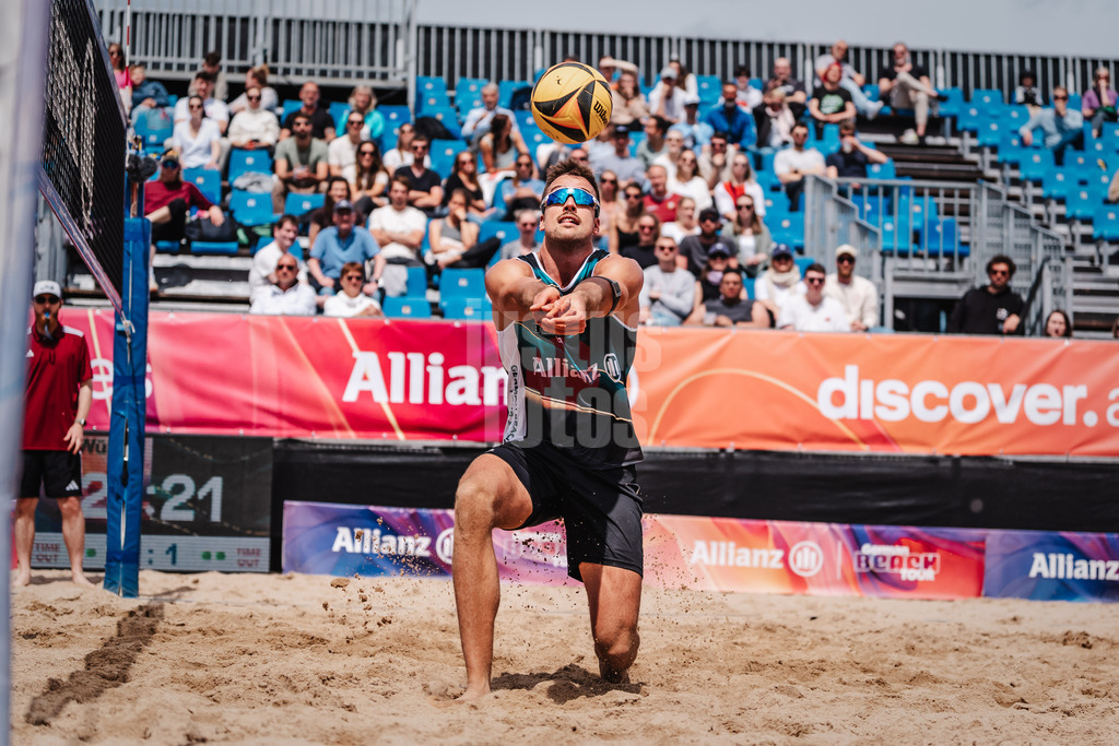 Beachvolleyball | Männer | Allianz German Beach Tour 2025 | Tourstop Hamburg | 29.05.2025 | Jannis Hopt spielt den Ball