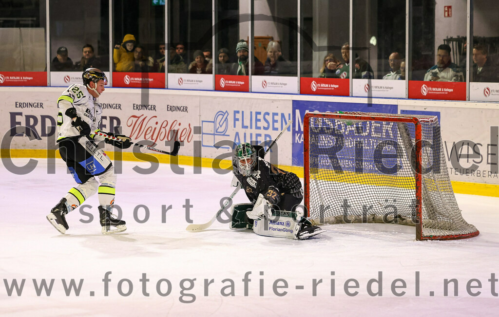 2024-02-16_039_TSV_Erding_gegen_ERSC_Amberg | Erding, Deutschland, 16.02.2024:
Eishockey, Bayernliga Playoffs 2023 / 2024, 1. Spieltag, TSV Erding gegen ERSC Amberg, Endergebnis: 1:2

Felix Köbele (ERSC Amberg, #25), Torwart Dimitri Pätzold (Erding Gladiators, #32)

Foto: Christian Riedel / fotografie-riedel.net