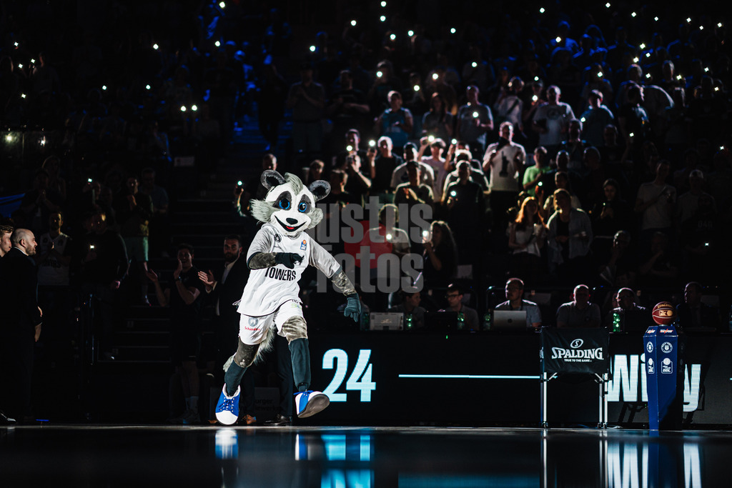 Basketball | Männer | Saison 2023/2024 | easyCredit Basketball Bundesliga | 32. Spieltag | Veolia Towers Hamburg vs. NINERS Chemnitz | 04.05.2024 | Willy der Waschbär