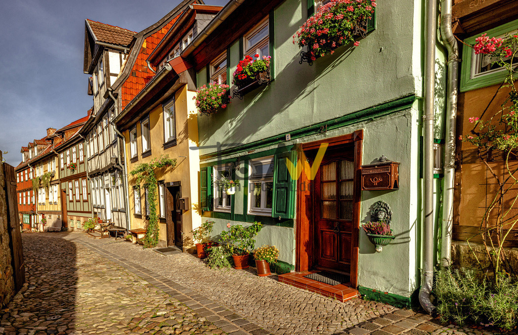 Geschmückte Häuserzeile Quedlinburg | Hochauflösende und hochwertige Bilder und Fotos.Kommerzielle oder private Nutzung ✔ Bilder downloaden✔ Acryl ✔ Leinwand ✔ Poster ✔
 - Realisiert mit Pictrs.com