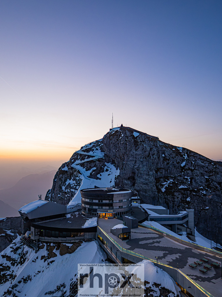 Sonnenaufgang am Pilatus | Stimmungsvolle Fotokunst aus Luzern. Erlebe den Pilatus, den See und die Stadt Luzern in exklusiven Aufnahmen in der Fotogalerie & Shop. - Realisiert mit Pictrs.com