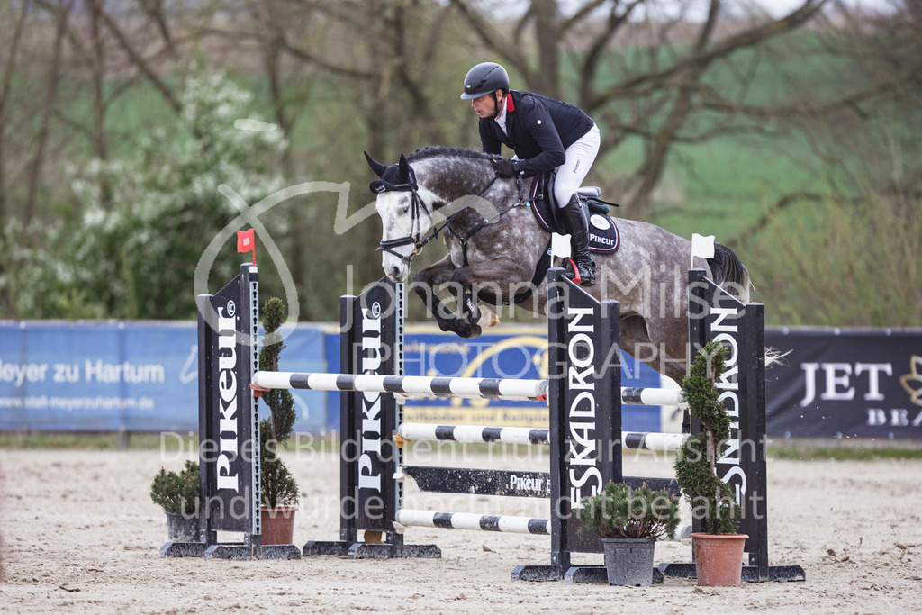 250417_Springpferde-L2-335 | Deine schönsten Turniermomente als professionelle Fotos! Entdecke hochwertige Pferdesport-Fotografie im Online-Shop. Jetzt Fotos finden & bestellen!