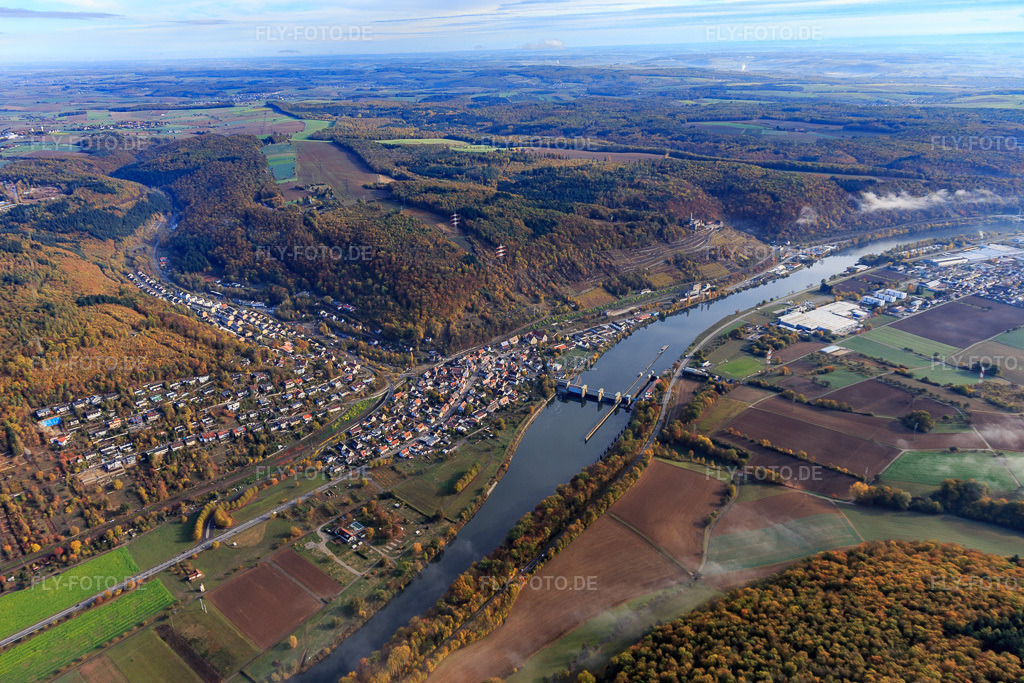 Luftbild: Ortsansicht an der Neckar-Staustufe und Schleuse aus Nordwesten in Neckarzimmern im Bundesland Baden-Württemberg in Deutschland. Foto: IMG_112273.jpg vom 02.11.2018 durch Werner Riehm/FLY-FOTO.de