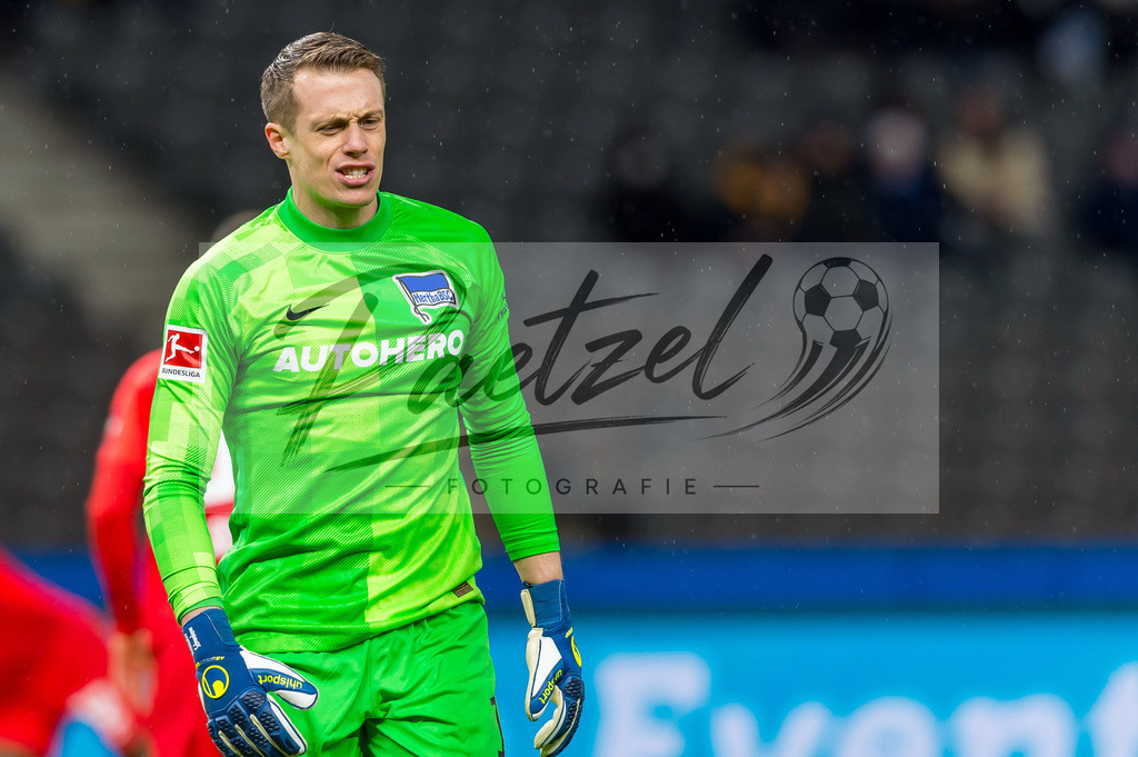 BSCRBL20220220_235 | Fussball, Herren: Torwart Alexander Schwolow (Hertha BSC) enttaeuscht bei dem Spiel der 1. Bundesliga zwischen Hertha BSC und RB Leipzig im Olypiastadion am 20.02.2022 in Berlin, Deutschland.DFB / DFL REGULATIONS PROHIBIT ANY USE OF PHOTOGRAPHS AS IMAGE SEQUENCES AND/OR QUASI-VIDEO. - Realisiert mit Pictrs.com