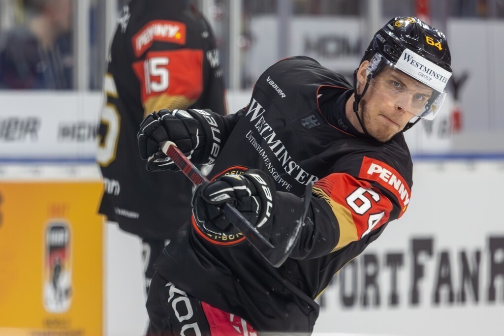 Eishockey-Länderspiel Deutschland gegen USA in Mannheim (letztes Vorbereitungsspiel vor der WM in der Schweiz) | Eishockey-Länderspiel Deutschland gegen USA in Mannheim (letztes Vorbereitungsspiel vor der WM in der Schweiz)***Marcus Weber (64, Deutschland) beim Warm-Up - Realisiert mit Pictrs.com