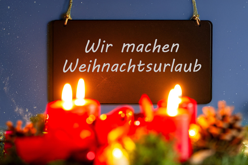 WIR MACHEN WEIHNACHTSURLAUB | Schild mit Aufschrift WIR MACHEN WEIHNACHTSURLAUB mit weihnachtlicher Dekoration - Realisiert mit Pictrs.com