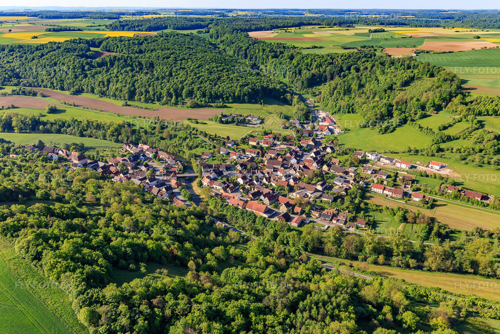 Luftbild: Dorfansicht im lieblichen Taubertal am Morgen aus Nordwesten im Ortsteil Archshofen in Creglingen im Bundesland Baden-Württemberg in Deutschland. Foto: IMG_146473.jpg vom 10.05.2025 durch Werner Riehm/FLY-FOTO.de