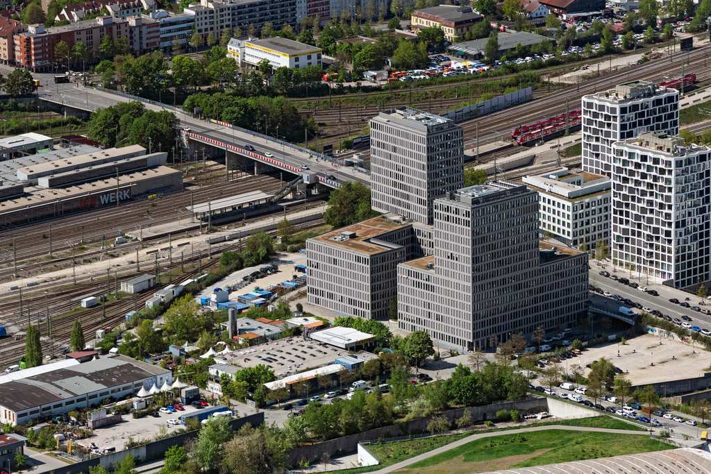 dr__0064159.jpg | MüNCHEN 29.04.2025 Bürogebäude des Verwaltungs- und Geschäftshauses " Kap West " an der Friedenheimer Brücke Ecke Birketweg im Ortsteil Hirschgarten in München im Bundesland Bayern, Deutschland. Weiterführende Informationen bei: Baresel GmbH,  OFB Projektentwicklung GmbH,  WAA,  ZWP Ingenieur-AG. // Office building of the administration and commercial building "Kap West" at the corner of Friedenheimer Bruecke and Birketweg in the Hirschgarten district of Munich in the state of Bavaria, Germany. Further information at: Baresel GmbH,  OFB Projektentwicklung GmbH,  WAA,  ZWP Ingenieur-AG. Foto: Daniel Reiter