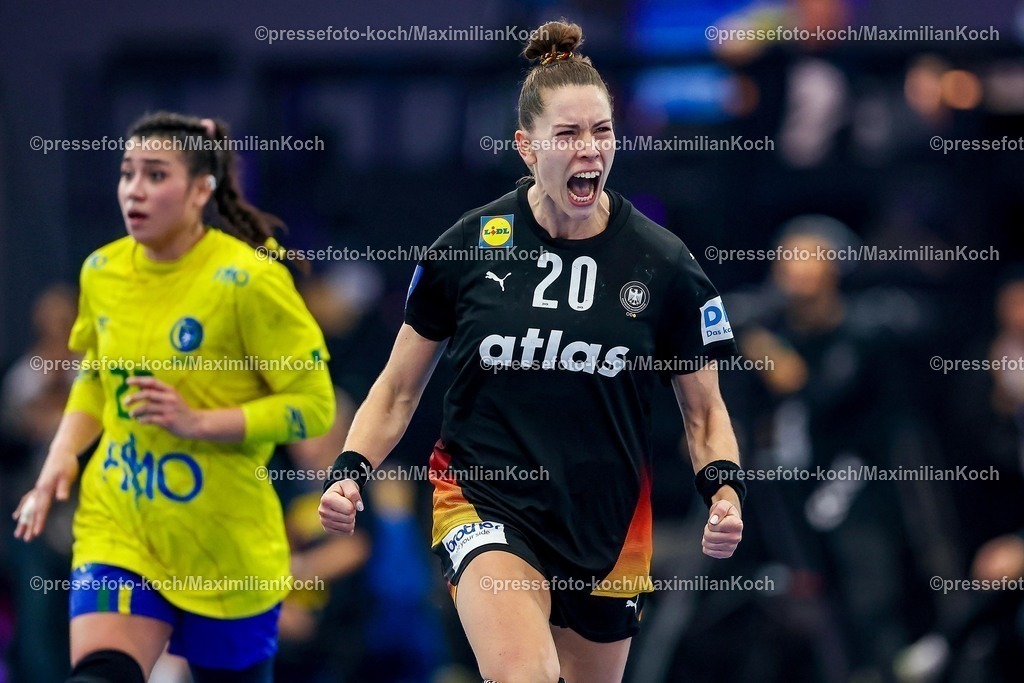 IHF09122502168 | 09.12.2025, Handball WM Frauen, Viertelfinale, Deutschland - Brasilien, 27th IHF Women's Handball World Championship, Westfalenhalle Dortmund: Emily Vogel (GER #20)  jubelnd auf dem Spielfeld 