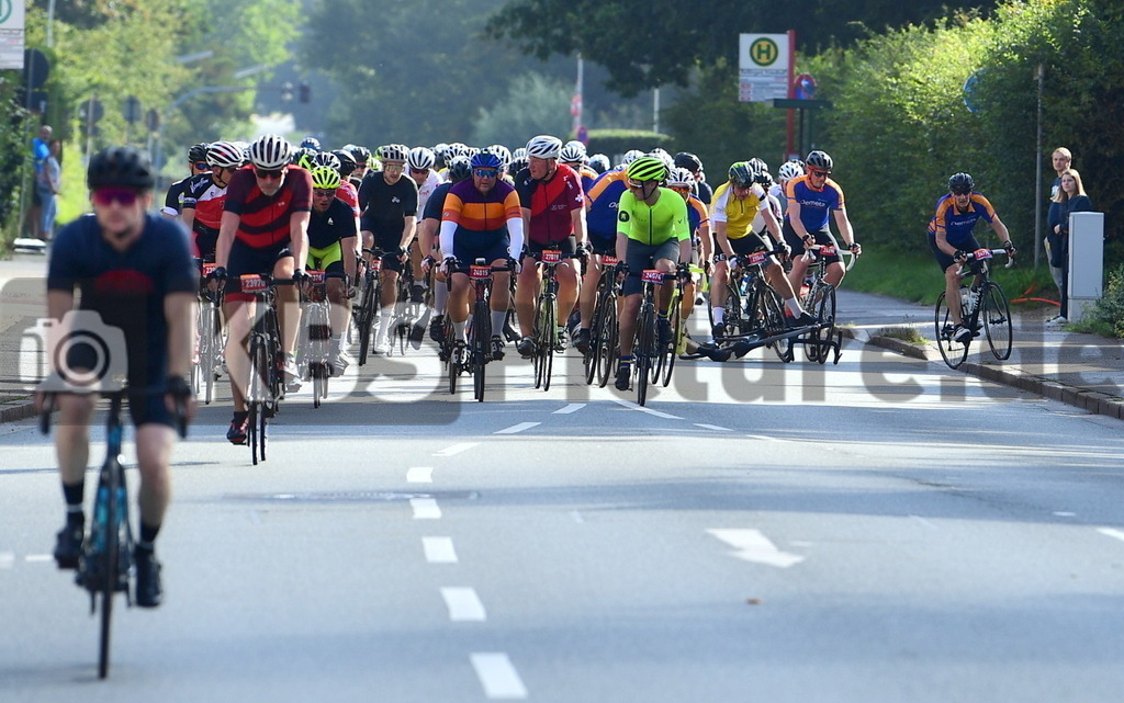 KBS Picture_Cyclassica-Hamburg_200823_011 | Hamburger Strasse Rellingen , Sturz im 100KM Feld ,
Bemer Cyclassics Hamburg Radrennen 2023 , 
Durch Hamburg und Schleswig-Holsten ,
UCI-WorldTour-Rennen Profi-Elite Herren ca.200KM , 
Amateurradfahrer Jedermann Rennen 60KM ,
Amateurradfahrer Jedermann Rennen 100KM , - Realisiert mit Pictrs.com