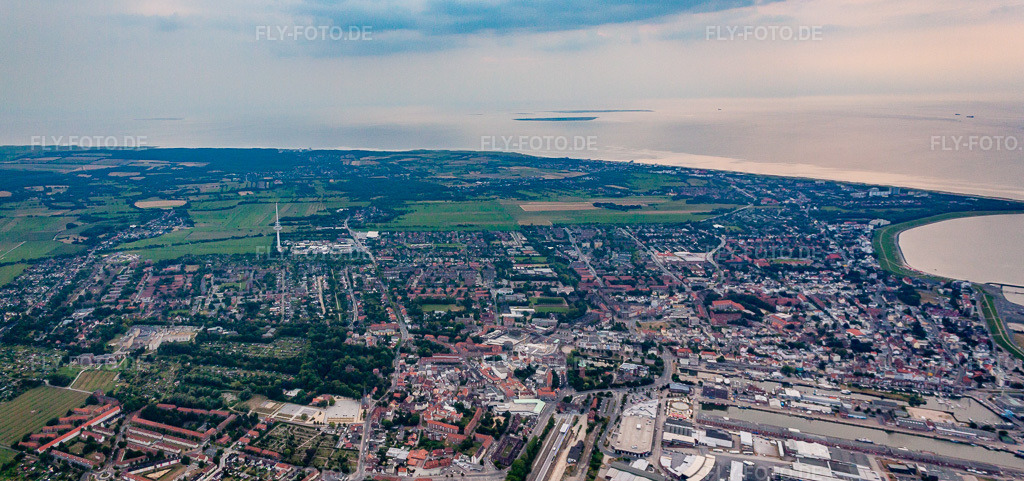 Luftbild: Ortsansicht von Osten im Ortsteil Süder- und Westerwisch in Cuxhaven im Bundesland Niedersachsen in Deutschland. Foto: IMG_70553-Pano.jpg vom 06.08.2014 durch Werner Riehm/FLY-FOTO.deAuflösung des Originals: 6073 x 2852 px