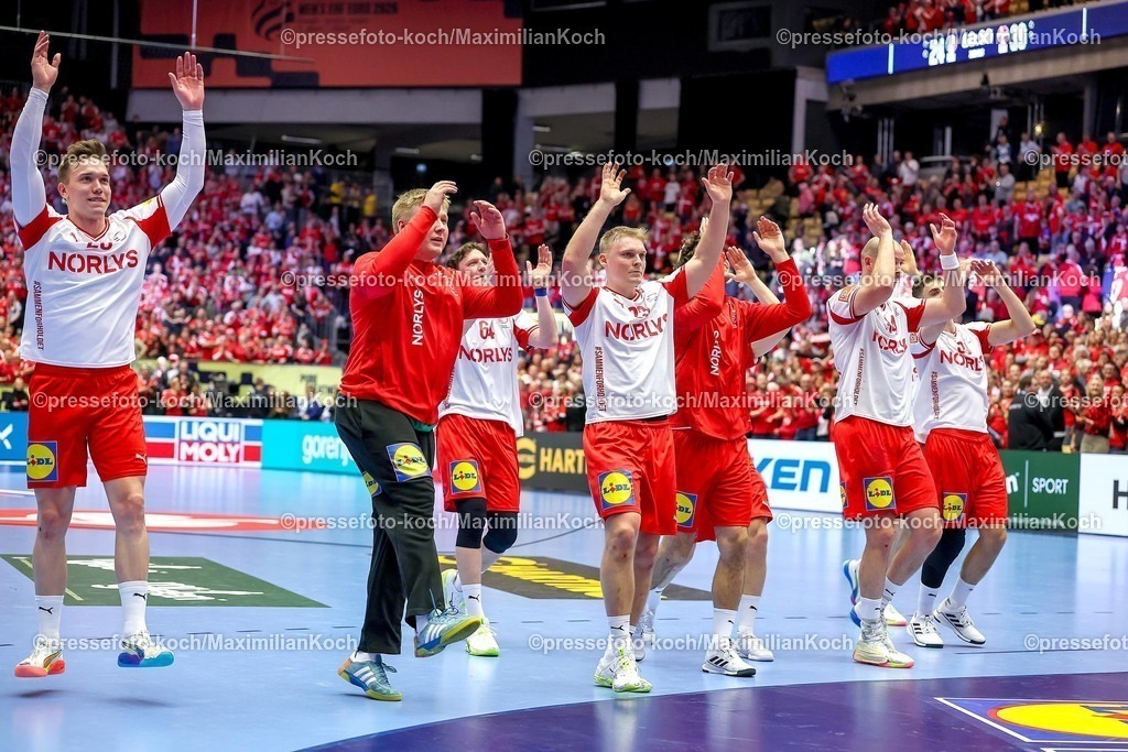 EHF18012602133 | 18.01.2026, Handball, Men's EHF EURO 2026, Dänemark - Rumänien, Jyske Bank Boxen in Herning, Dänemark, Preliminary Round: Abschlussjubel nach dem Sieg der Dänen gegen Rumänien.  Emil Nielsen (Denmark #12)  Lasse Kjaer Moller (Denmark #64)  Emil Siersbaek Bergholt (Denmark #33)  Simon Hald Jensen (Denmark #34)  Mads Hoxer Hangaard (Denmark #38) 