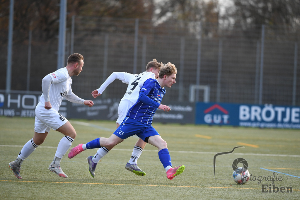 FC Rastede-WSC Frisia | Herren Bezirksliga 2; FC Rastede (blau)-WSC Frisia Wilhelmshaven (weiß) am 30.11.2025 in Rastede (Sportanlage Köttersweg); Photo: Philip Eiben 2025 - Realisiert mit Pictrs.com