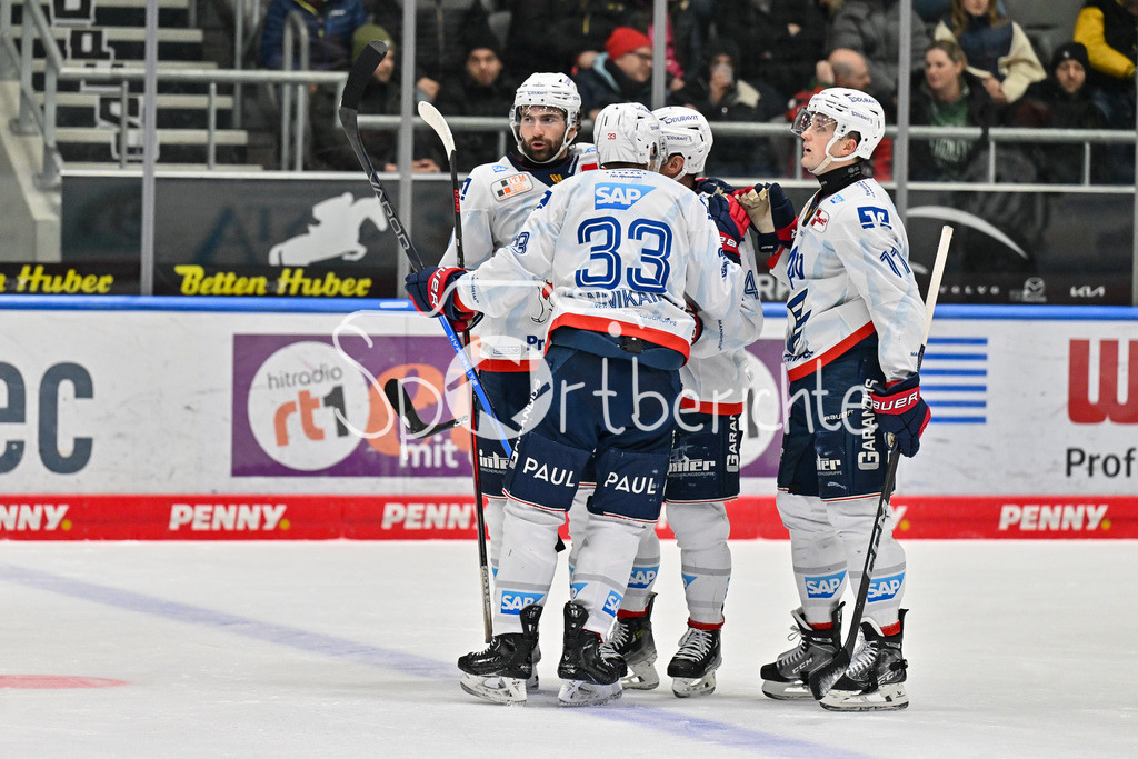 Augsburger Panther - Adler Mannheim | Jubel der Gaeste nach dem Treffer zum 1-4 durch Jordan SZWARZ (Adler Mannheim 14) / Freude / Happy / Tor / Torschuezte / DEL: Augsburger Panther - Adler Mannheim, Curt Frenzel Stadion am 26.12.2024